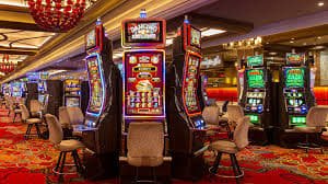 Baccarat စားပွဲ ကတ်ဖြန့်ချိနေသော ကာစီနို ဒိုင်လာ